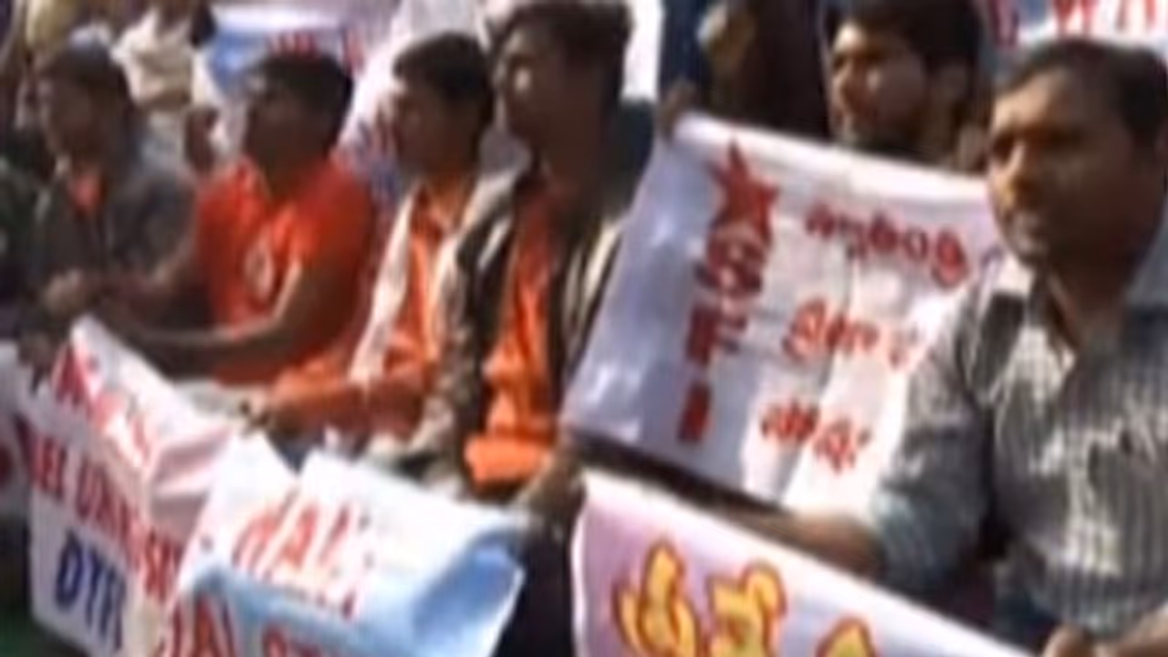 ఏపీకి ప్రత్యేక హోదా: పార్లమెంట్ ముట్టడికి లెఫ్ట్ యత్నం, లాఠీచార్జీ ఏపీకి ప్రత్యేక హోదా: పార్లమెంట్ ముట్టడికి లెఫ్ట్ యత్నం, లాఠీచార్జీ