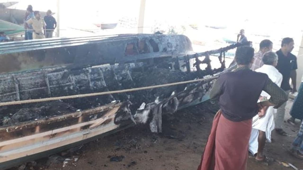 വിഴിഞ്ഞത്ത് പുലര്ച്ചെ ഫൈബർ ബോട്ട് കത്തി നശിച്ചു വിഴിഞ്ഞത്ത് പുലര്ച്ചെ ഫൈബർ ബോട്ട് കത്തി നശിച്ചു