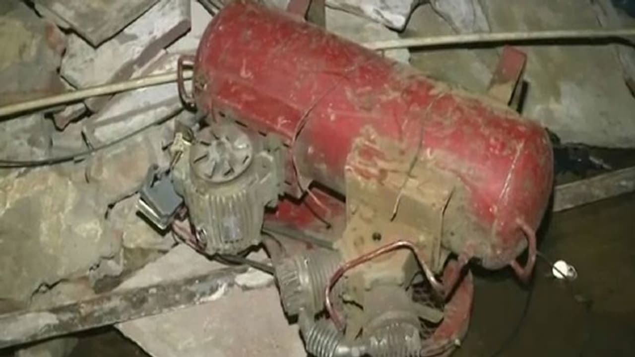 ಕಾನ್ಪುರ ಬಳಿ ರೈಲ್ವೆ ಶೌಚಾಲಯದಲ್ಲಿ ಸ್ಫೋಟ.. ಕಾರಣ ನಿಗೂಢ! ಕಾನ್ಪುರ ಬಳಿ ರೈಲ್ವೆ ಶೌಚಾಲಯದಲ್ಲಿ ಸ್ಫೋಟ.. ಕಾರಣ ನಿಗೂಢ!