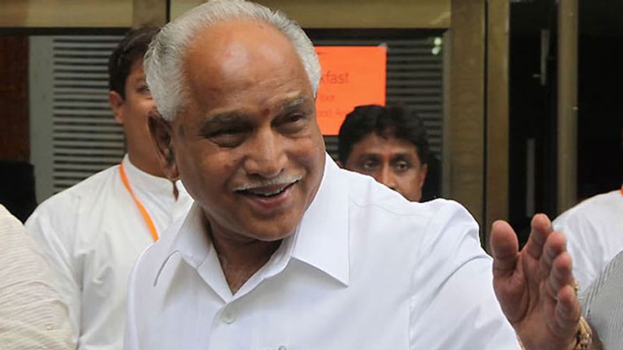 Karnataka BJP MLAs head home; Congress leaders not yet