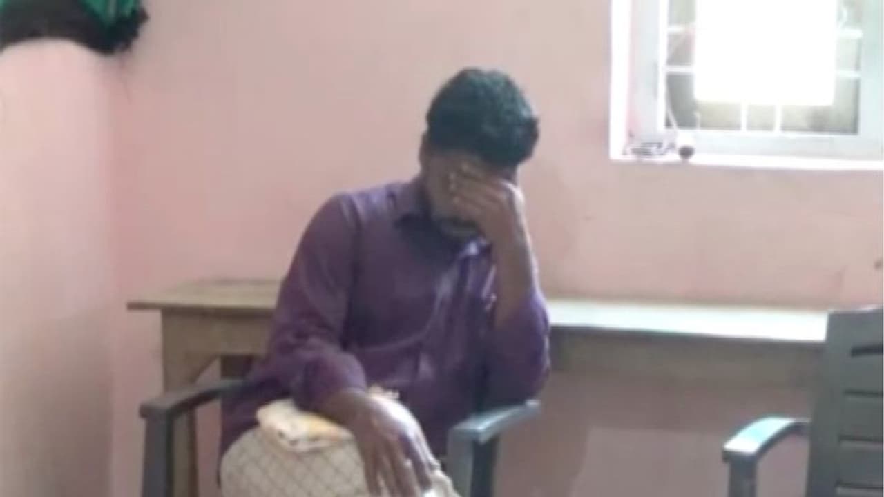 ചാരായം വാറ്റുന്നതിനിടെ ഹെല്ത്ത് ഇന്സ്പെക്ടര് അറസ്റ്റില് ചാരായം വാറ്റുന്നതിനിടെ ഹെല്ത്ത് ഇന്സ്പെക്ടര് അറസ്റ്റില്