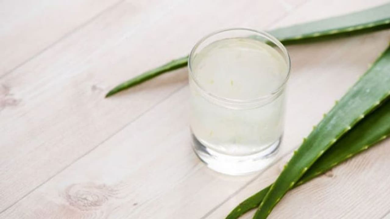 മുഖത്ത് കറ്റാർവാഴ ജെൽ പുരട്ടിയാലുള്ള ഗുണങ്ങൾ മുഖത്ത് കറ്റാർവാഴ ജെൽ പുരട്ടിയാലുള്ള ഗുണങ്ങൾ