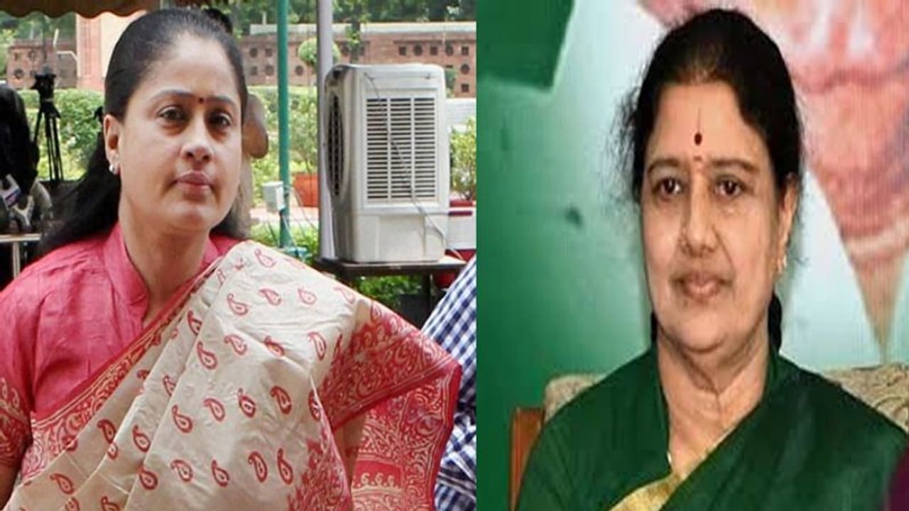 బెంగళూరు జైల్లో శశికళతో విజయశాంతి ములాఖత్...అందుకోసమేనా? బెంగళూరు జైల్లో శశికళతో విజయశాంతి ములాఖత్...అందుకోసమేనా?