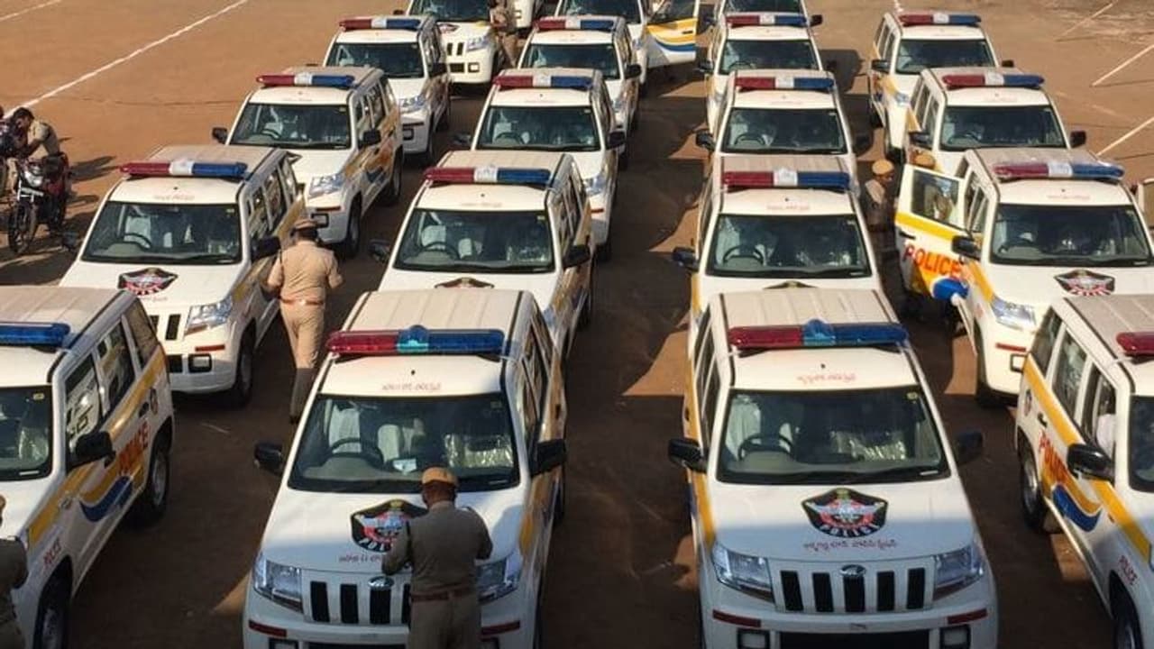 ಪೊಲೀಸ್ ಇಲಾಖೆಗೆ 242 ಮಹೀಂದ್ರ TUV300 SUV ಕಾರು! ಪೊಲೀಸ್ ಇಲಾಖೆಗೆ 242 ಮಹೀಂದ್ರ TUV300 SUV ಕಾರು!