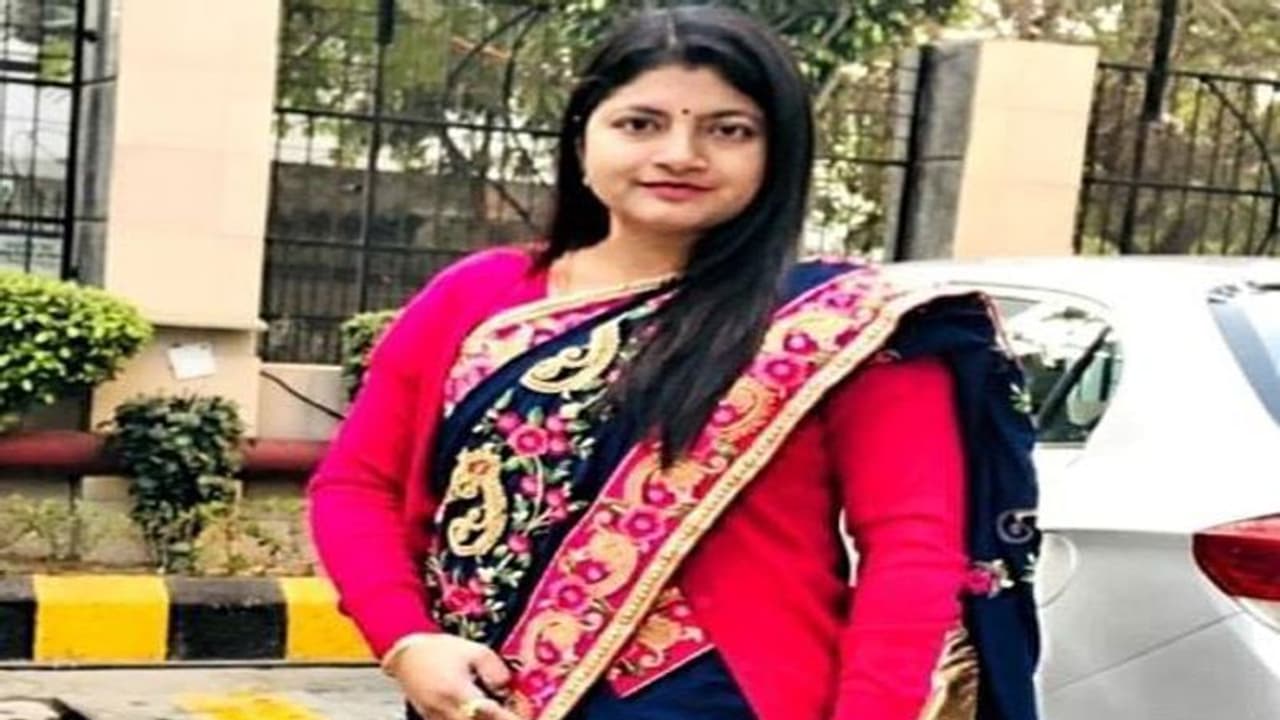 సిబిఐ దాడులు: మైనింగ్ మాఫియాతో లింక్స్, ఎవరీ చంద్రకళ? సిబిఐ దాడులు: మైనింగ్ మాఫియాతో లింక్స్, ఎవరీ చంద్రకళ?