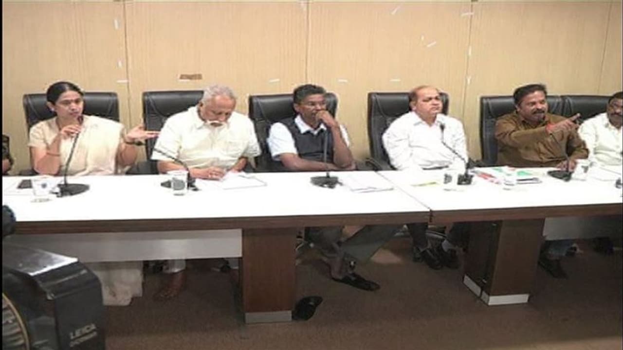 ಹೆಬ್ಬಾಳ್ಕರ್, ಪಾಟೀಲ್ ಟಾಕ್ ವಾರ್: ಸೈಲೆಂಟ್ ಆಗಿದ್ದ ಸತೀಶ್! ಹೆಬ್ಬಾಳ್ಕರ್, ಪಾಟೀಲ್ ಟಾಕ್ ವಾರ್: ಸೈಲೆಂಟ್ ಆಗಿದ್ದ ಸತೀಶ್!