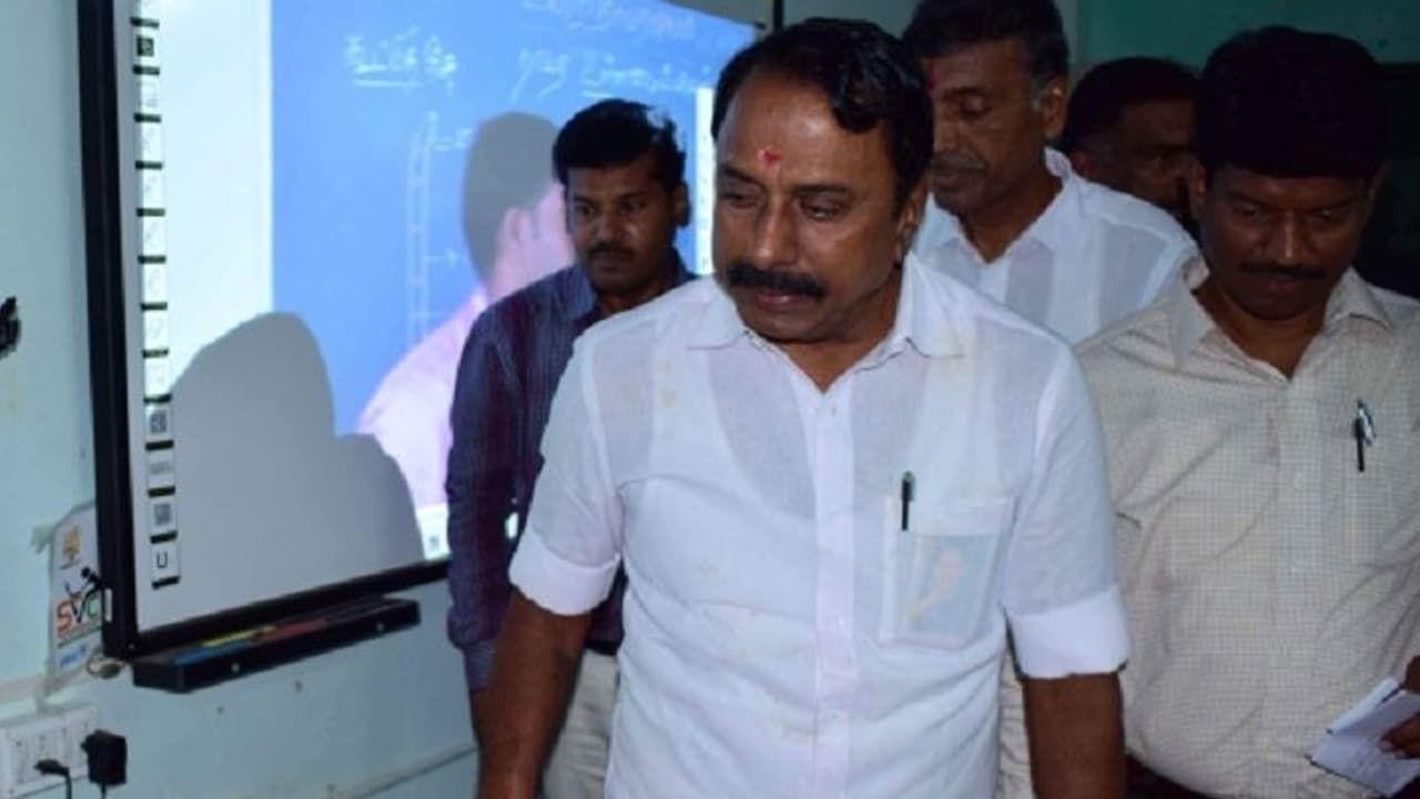 செங்கோட்டையனுக்கு நேர்ந்த அவமானம்...!! வெளிநாட்டிற்குப் போய் என்ன செஞ்சிங்க... சீமான் ஆவேசம்..!!