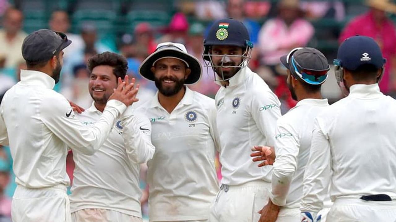 ಸಿಡ್ನಿ ಟೆಸ್ಟ್ : ಆಸಿಸ್ ಮೇಲೆ ಫಾಲೋ ಆನ್ ಹೇರಿದ ಟೀಂ ಇಂಡಿಯಾ ಸಿಡ್ನಿ ಟೆಸ್ಟ್ : ಆಸಿಸ್ ಮೇಲೆ ಫಾಲೋ ಆನ್ ಹೇರಿದ ಟೀಂ ಇಂಡಿಯಾ