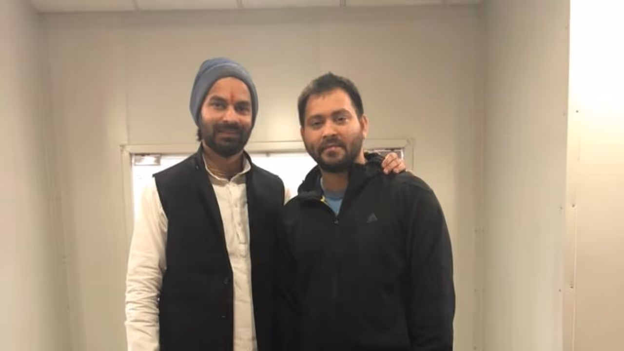 महीनों बाद छोटे भाई तेजस्वी से मिले तेजप्रताप, बोले, सिर्फ सियासी मुद्दों पर हुई बात