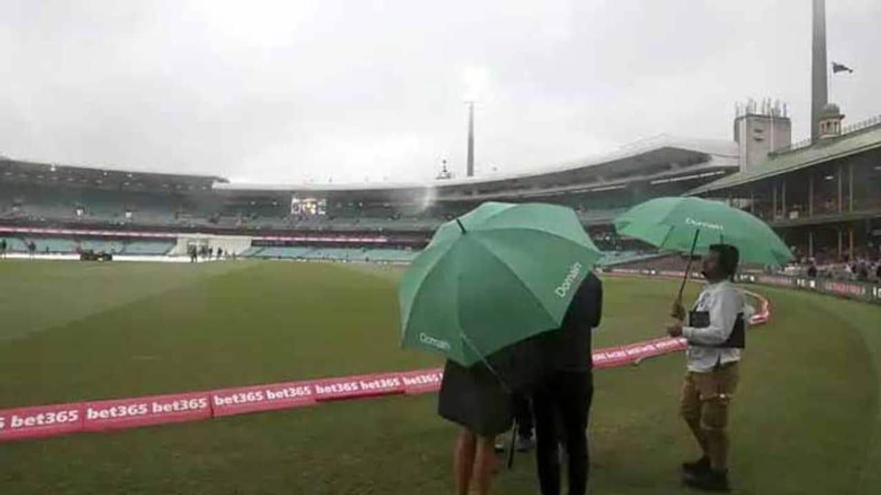 సిడ్నీ టెస్ట్: ముగిసిన నాలుగోరోజు ఆట.. 322 పరుగుల వెనుకబడ్డ ఆసీస్ సిడ్నీ టెస్ట్: ముగిసిన నాలుగోరోజు ఆట.. 322 పరుగుల వెనుకబడ్డ ఆసీస్