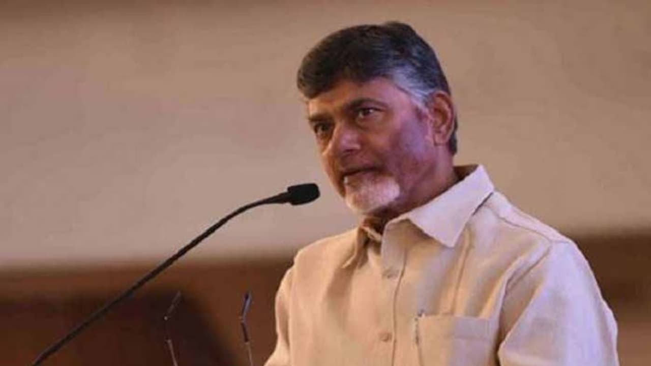 త్వరలోనే స్మార్ట్ఫోన్ల పథకం: జన్మభూమి కార్యక్రమంలో బాబు ప్రకటన త్వరలోనే స్మార్ట్ఫోన్ల పథకం: జన్మభూమి కార్యక్రమంలో బాబు ప్రకటన