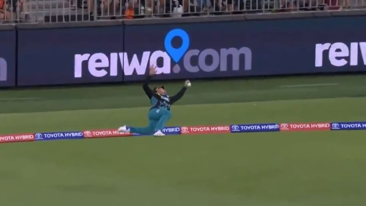 37 ವರ್ಷದ ಮೆಕ್ಕಲಂ ಡೈವ್ ಕ್ಯಾಚ್ ಯತ್ನಕ್ಕೆ ತಲೆಬಾಗಿದ ಫ್ಯಾನ್ಸ್! 37 ವರ್ಷದ ಮೆಕ್ಕಲಂ ಡೈವ್ ಕ್ಯಾಚ್ ಯತ್ನಕ್ಕೆ ತಲೆಬಾಗಿದ ಫ್ಯಾನ್ಸ್!