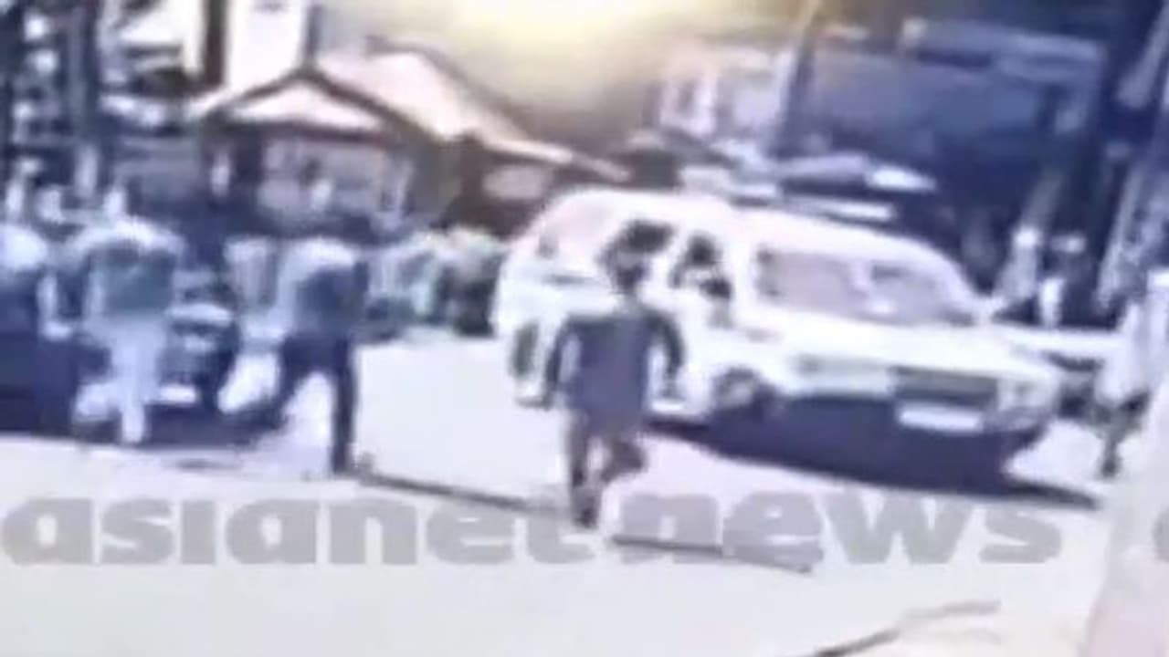 ഹര്ത്താല് ദിനത്തില് പൊലീസിനെ ആക്രമിച്ച ബിജെപി പ്രവര്ത്തകരുടെ ദൃശ്യങ്ങൾ പുറത്ത് ഹര്ത്താല് ദിനത്തില് പൊലീസിനെ ആക്രമിച്ച ബിജെപി പ്രവര്ത്തകരുടെ ദൃശ്യങ്ങൾ പുറത്ത്