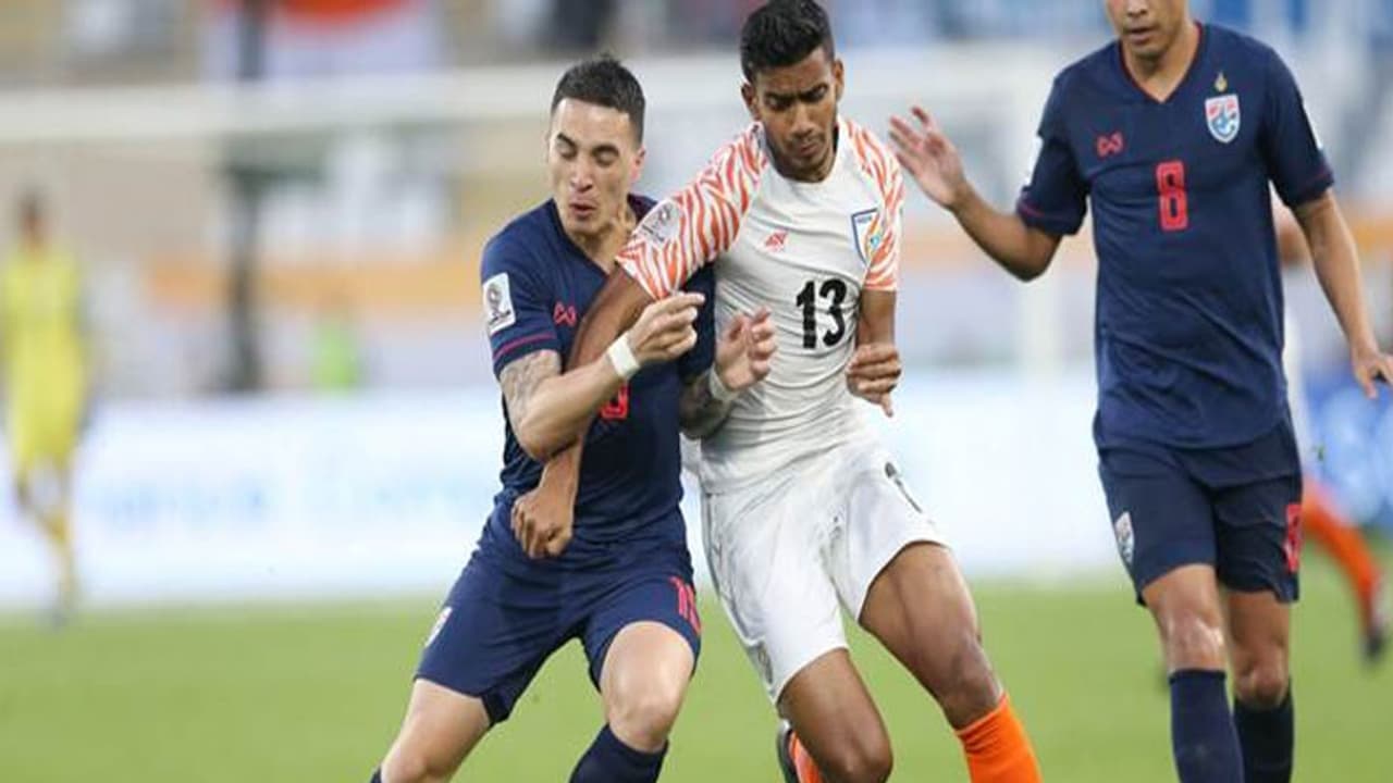 కేరళలో పుట్బాల్ స్టేడియంలో గ్యాలరీ కూలీ:పలువురికి గాయాలు కేరళలో పుట్బాల్ స్టేడియంలో గ్యాలరీ కూలీ:పలువురికి గాయాలు