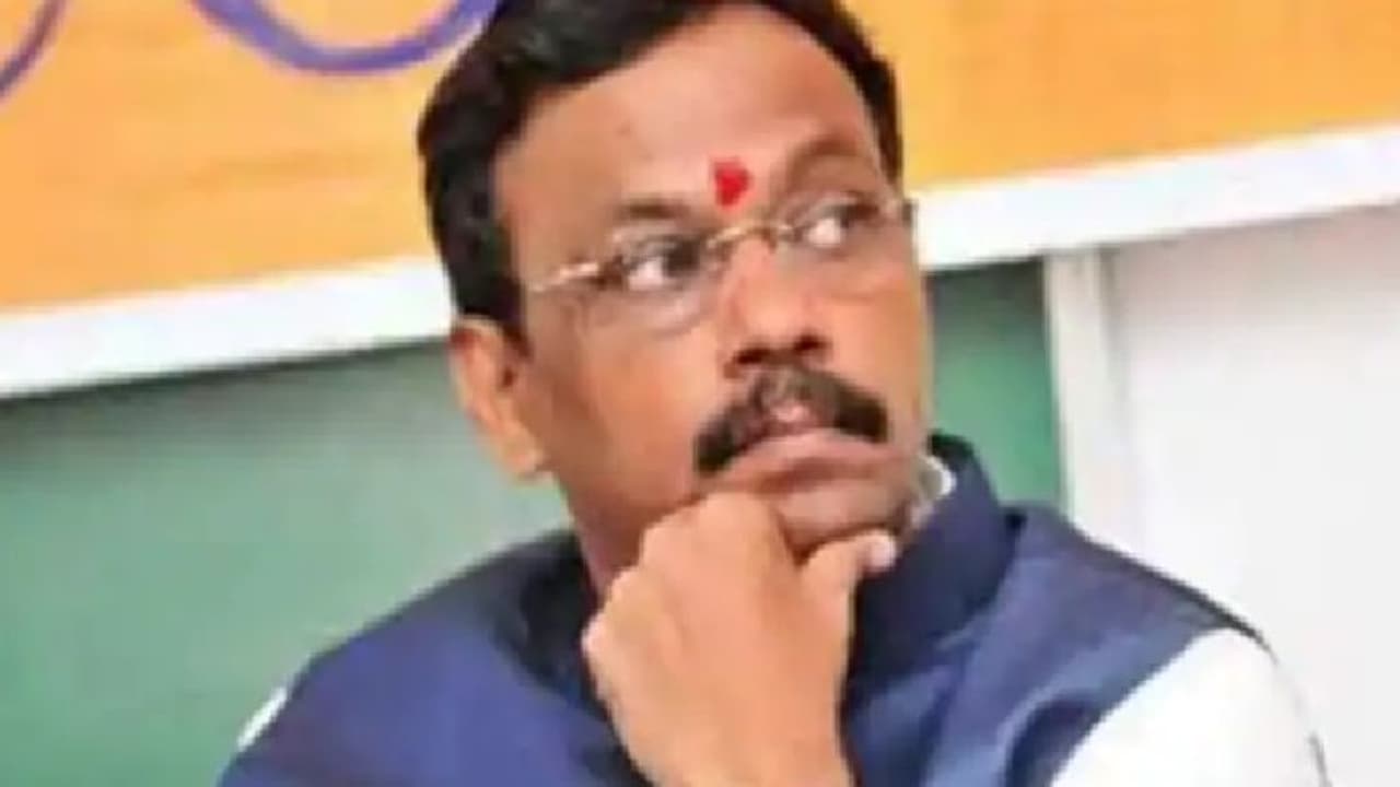 ചോദ്യോത്തരവേള ചിത്രീകരിച്ചത് ഇഷ്ടമായില്ല; വിദ്യാർത്ഥിയെ അറസ്റ്റ് ചെയ്യാൻ വിദ്യാഭ്യാസമന്ത്രിയുടെ ഉത്തരവ് ചോദ്യോത്തരവേള ചിത്രീകരിച്ചത് ഇഷ്ടമായില്ല; വിദ്യാർത്ഥിയെ അറസ്റ്റ് ചെയ്യാൻ വിദ്യാഭ്യാസമന്ത്രിയുടെ ഉത്തരവ്