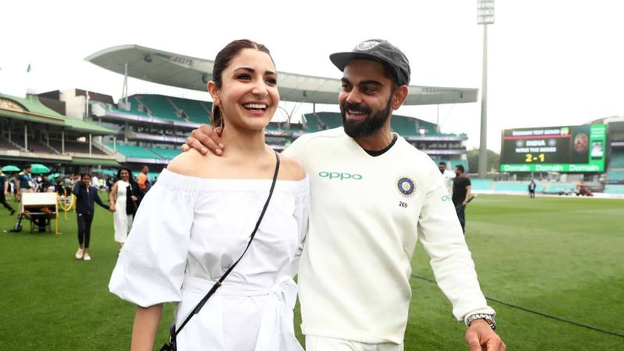 చారిత్రక విజయానందాన్ని భార్య అనుష్కతో పంచుకున్న కోహ్లీ...విక్టరీ వాక్ (వీడియో)