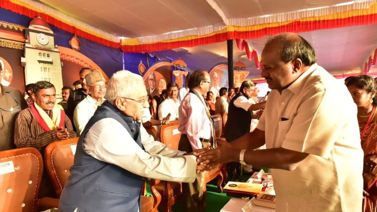 ಸಮ್ಮೇಳನದಿಂದ ರಾಜಕಾರಣಿಗಳನ್ನು ದೂರವಿಡಿ! ಸಮ್ಮೇಳನದಿಂದ ರಾಜಕಾರಣಿಗಳನ್ನು ದೂರವಿಡಿ!