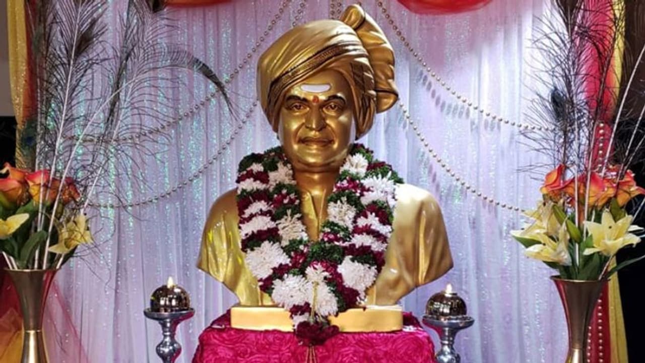 100 థియేటర్లలో 100 'ఎన్టీఆర్' విగ్రహాలు!