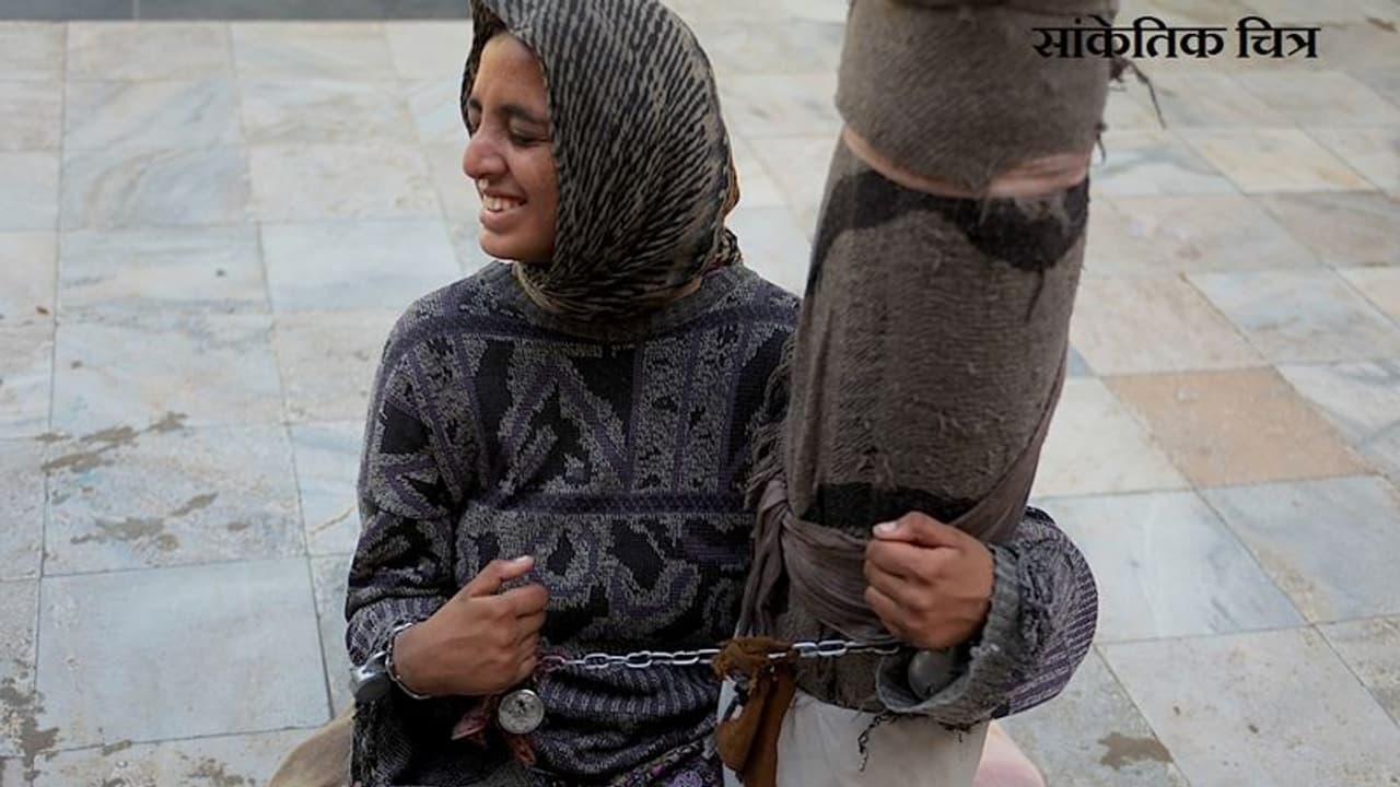 कोर्ट के आदेश के बाद योगी सरकार ने दरगाह  पर जंजीरों से बांधकर रखे गए लोगों को कराया आजाद
