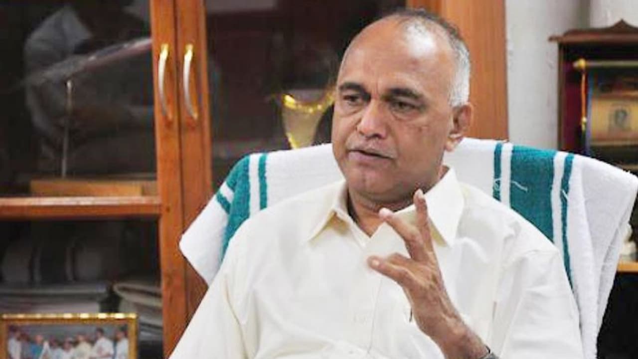 സഭയെ തെറ്റിദ്ധരിപ്പിച്ചു; കേന്ദ്രമന്ത്രിക്കെതിരെ എളമരം കരീം അവകാശ ലംഘന നോട്ടീസ് നല്കി സഭയെ തെറ്റിദ്ധരിപ്പിച്ചു; കേന്ദ്രമന്ത്രിക്കെതിരെ എളമരം കരീം അവകാശ ലംഘന നോട്ടീസ് നല്കി