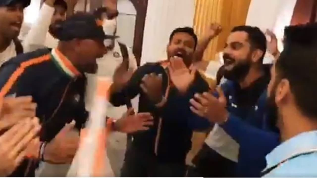 ఆటలోనే కాదు... టీంఇండియా సంబరాల్లోనూ దేశభక్తి....(వీడియో) ఆటలోనే కాదు... టీంఇండియా సంబరాల్లోనూ దేశభక్తి....(వీడియో)