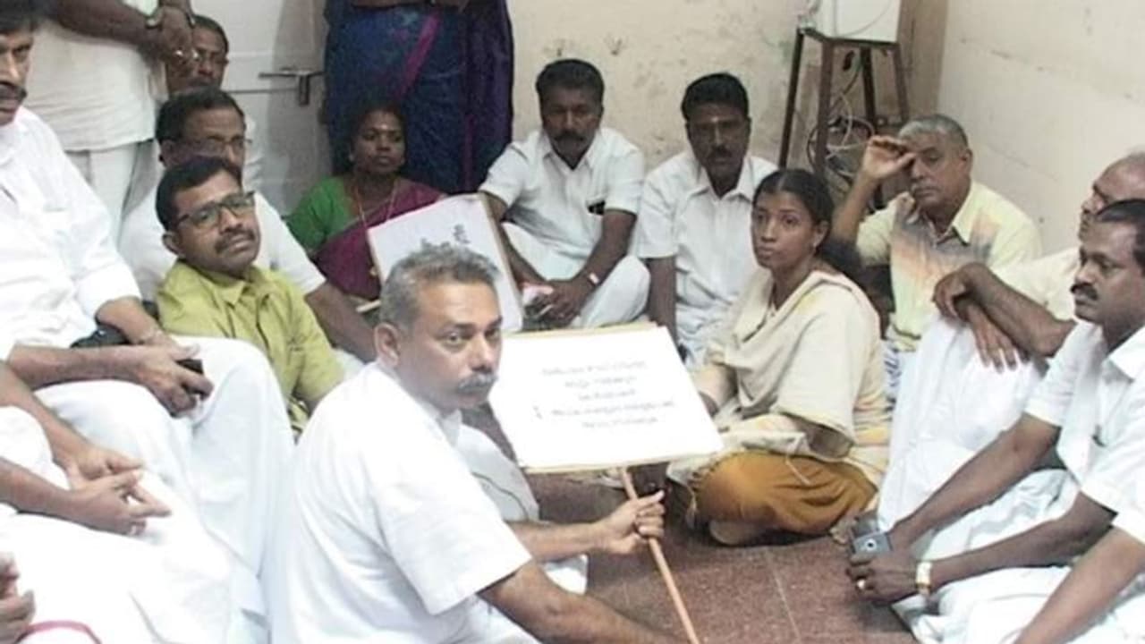 റോഡ് ടാറിംഗ് നടത്താത്തതില് പ്രതിഷേധിച്ച് തൃശൂര് മേയറെ കോണ്ഗ്രസ് പ്രവര്ത്തകര് ഉപരോധിച്ചു റോഡ് ടാറിംഗ് നടത്താത്തതില് പ്രതിഷേധിച്ച് തൃശൂര് മേയറെ കോണ്ഗ്രസ് പ്രവര്ത്തകര് ഉപരോധിച്ചു