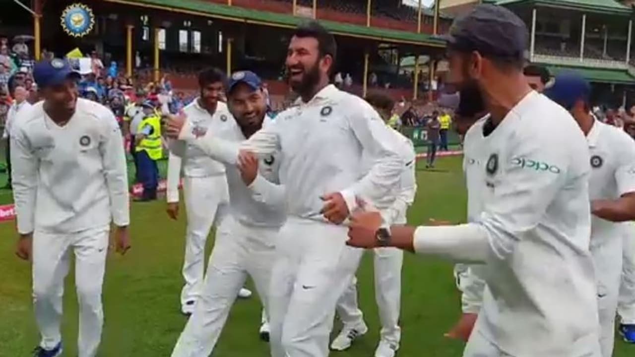 ಚೇತೇಶ್ವರ್ ಪೂಜಾರ ಯಾಕೆ ಡ್ಯಾನ್ಸ್ ಮಾಡಲ್ಲ ಕೊಹ್ಲಿ ಹೇಳಿದ್ರು ಸೀಕ್ರೆಟ್! ಚೇತೇಶ್ವರ್ ಪೂಜಾರ ಯಾಕೆ ಡ್ಯಾನ್ಸ್ ಮಾಡಲ್ಲ ಕೊಹ್ಲಿ ಹೇಳಿದ್ರು ಸೀಕ್ರೆಟ್!