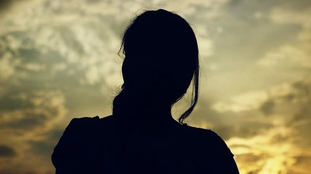 వివాహేతర సంబంధం.. భర్త ఇంటి ముందు భార్య ధర్నా