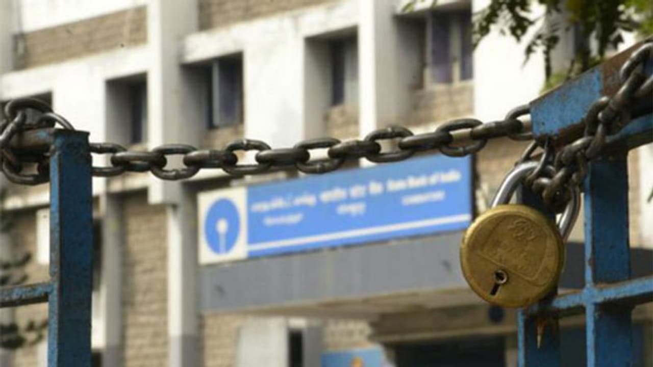 রাষ্ট্রায়ত্ত ব্যাঙ্ক সংযুক্তিকরণের প্রতিবাদের জের, পুজোর মুখেই ধর্মঘটের ডাক দিল ব্যাঙ্ক ইউনিয়ন রাষ্ট্রায়ত্ত ব্যাঙ্ক সংযুক্তিকরণের প্রতিবাদের জের, পুজোর মুখেই ধর্মঘটের ডাক দিল ব্যাঙ্ক ইউনিয়ন