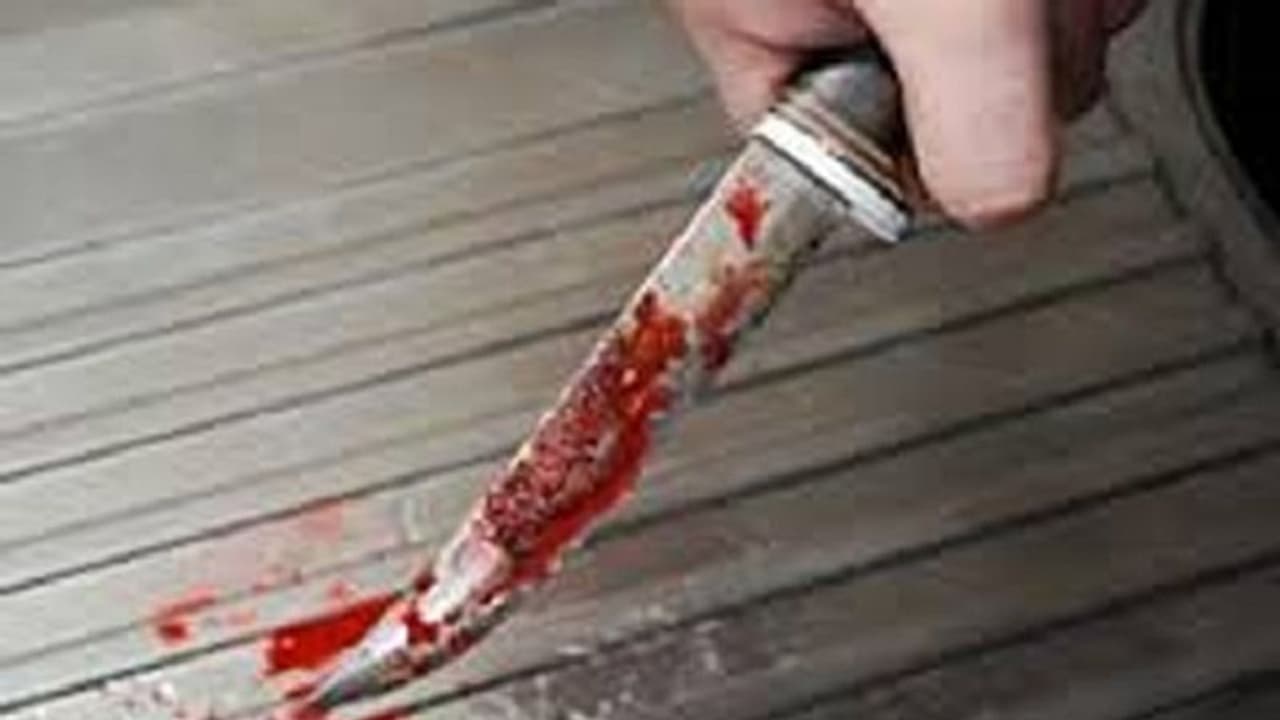 హైదరాబాద్లో మరో దారుణం...నడిరోడ్డుపైనే దారుణ హత్య హైదరాబాద్లో మరో దారుణం...నడిరోడ్డుపైనే దారుణ హత్య