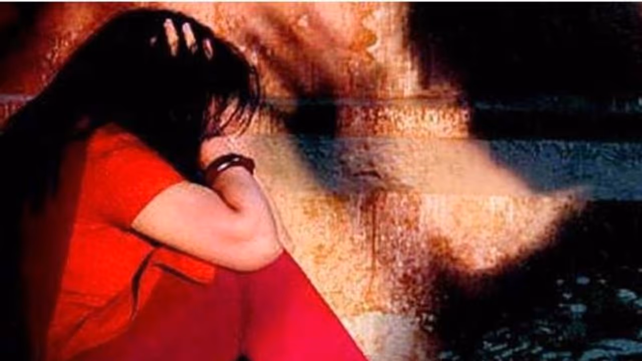 కన్న కూతురిపైనే కన్నేసిన కామాంధుడు...రెండేళ్లుగా అత్యాచారం కన్న కూతురిపైనే కన్నేసిన కామాంధుడు...రెండేళ్లుగా అత్యాచారం