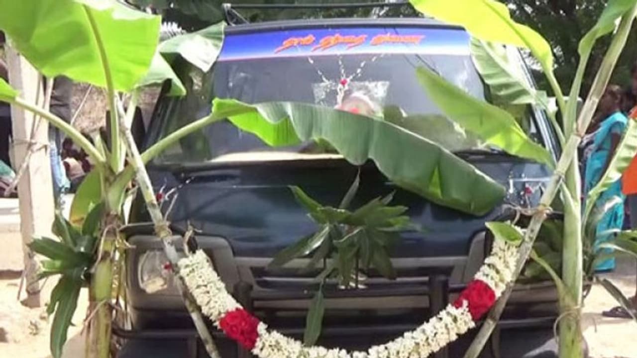 இப்படியும் ஒரு பேருதவி... பள்ளி மாணவர்களுக்காக சொந்த செலவில் கார் வாங்கிக் கொடுத்த ஆசிரியர்..! இப்படியும் ஒரு பேருதவி... பள்ளி மாணவர்களுக்காக சொந்த செலவில் கார் வாங்கிக் கொடுத்த ஆசிரியர்..!