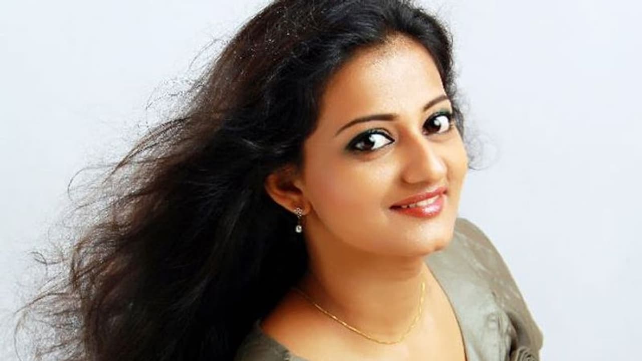 హీరోయిన్ ప్రైవేట్ ఫోటోలు లీక్.. భర్తతో విడాకులు! హీరోయిన్ ప్రైవేట్ ఫోటోలు లీక్.. భర్తతో విడాకులు!