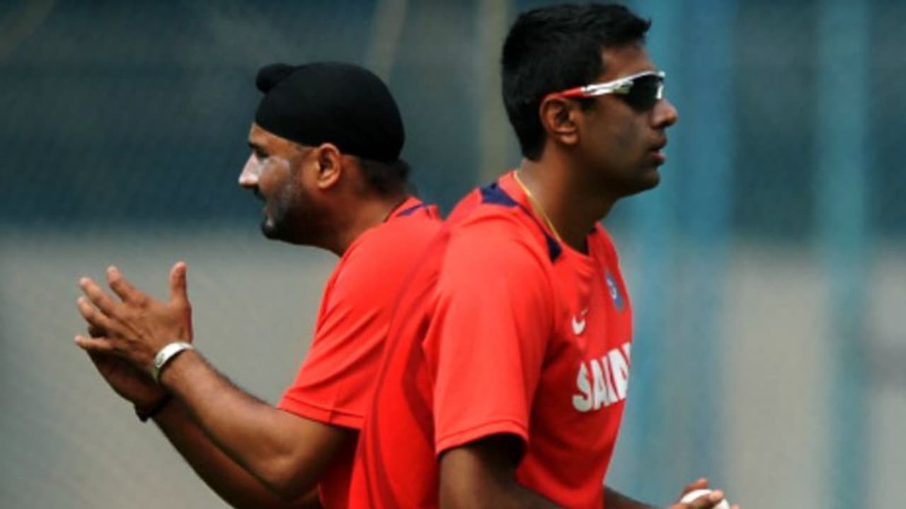 ஹர்பஜன் சிங்கை ஓரங்கட்டி இந்திய அணியில் இடத்தை உறுதி செய்தது எப்படி..? அஷ்வின் அதிரடி ஹர்பஜன் சிங்கை ஓரங்கட்டி இந்திய அணியில் இடத்தை உறுதி செய்தது எப்படி..? அஷ்வின் அதிரடி