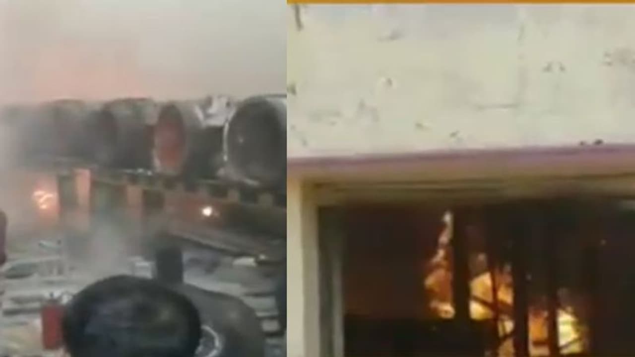 ரயில்வே பணிமனையில் பயங்கர தீ விபத்து... அதிஷ்டவசமாக உயிர் தப்பிய ஊழியர்கள்..! ரயில்வே பணிமனையில் பயங்கர தீ விபத்து... அதிஷ்டவசமாக உயிர் தப்பிய ஊழியர்கள்..!