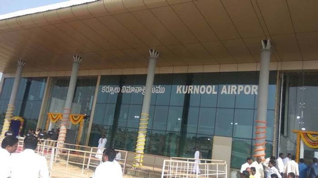 కర్నూలులో విమానాశ్రయాన్ని ప్రారంభించిన చంద్రబాబు కర్నూలులో విమానాశ్రయాన్ని ప్రారంభించిన చంద్రబాబు