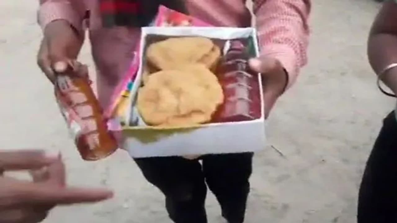 ತಿಂಡಿ ಪ್ಯಾಕ್ನಲ್ಲಿ ಮದ್ಯ ವಿತರಿಸಿದ ಬಿಜೆಪಿ ನಾಯಕನ ಪುತ್ರ ತಿಂಡಿ ಪ್ಯಾಕ್ನಲ್ಲಿ ಮದ್ಯ ವಿತರಿಸಿದ ಬಿಜೆಪಿ ನಾಯಕನ ಪುತ್ರ