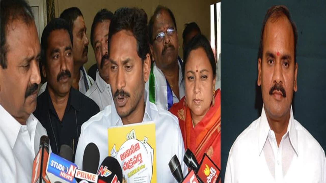 ఏపీ రాజకీయాల్లో అవినీతి చక్రవర్తి పుస్తకం సెగలు: జగన్ కు మంత్రి ప్రత్తిపాటి సవాల్ ఏపీ రాజకీయాల్లో అవినీతి చక్రవర్తి పుస్తకం సెగలు: జగన్ కు మంత్రి ప్రత్తిపాటి సవాల్