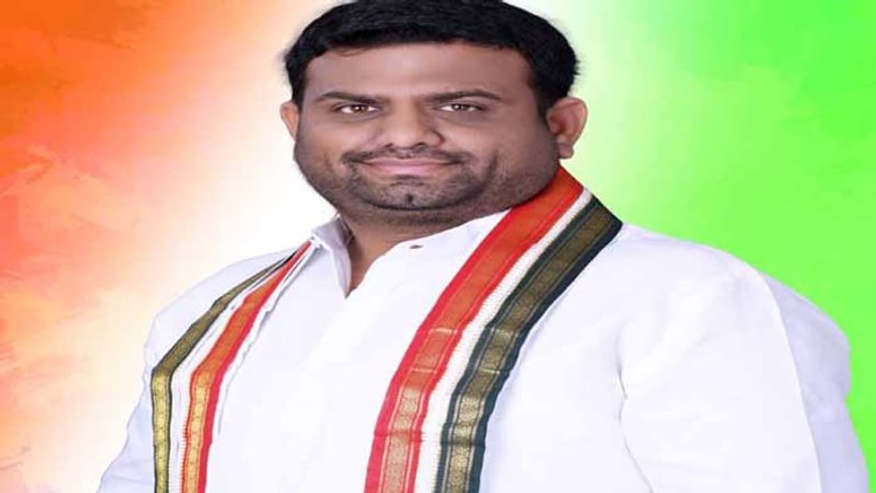 తాండూరు: రోహిత్ రెడ్డి ఫ్లెక్సీలు కాల్చివేత.. ఎమ్మెల్సీ వర్గీయుల ఇంటిపై ఎమ్మెల్యే అనుచరుల దాడి తాండూరు: రోహిత్ రెడ్డి ఫ్లెక్సీలు కాల్చివేత.. ఎమ్మెల్సీ వర్గీయుల ఇంటిపై ఎమ్మెల్యే అనుచరుల దాడి