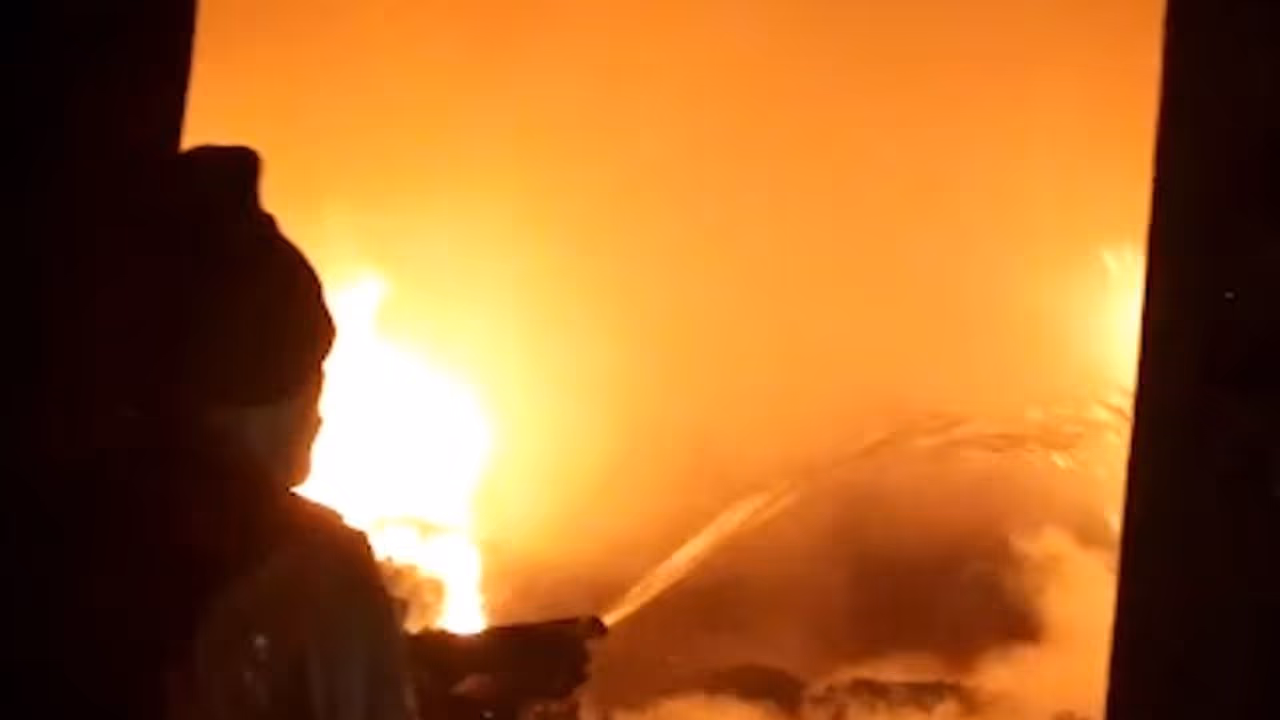 Fire breaks out at chemical godown near Kolkata's Howrah bridge Fire breaks out at chemical godown near Kolkata's Howrah bridge