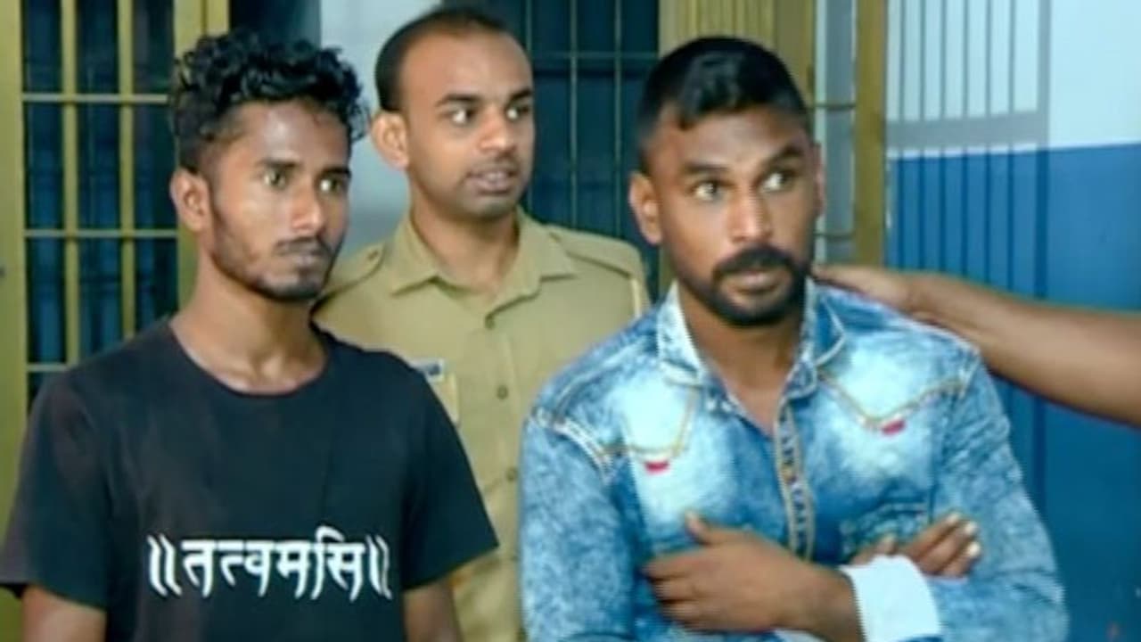 വഴിയാത്രക്കാരെ തലക്കടിച്ച് വീഴ്ത്തി പണം കവരുന്ന സംഘത്തിലെ രണ്ടുപേര് പിടിയില് വഴിയാത്രക്കാരെ തലക്കടിച്ച് വീഴ്ത്തി പണം കവരുന്ന സംഘത്തിലെ രണ്ടുപേര് പിടിയില്