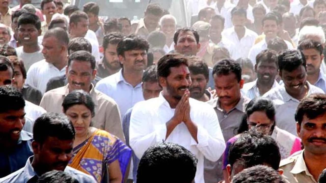 జగన్ సీఎం కావాలంటూ.. తెలంగాణ నేతల తిరుమల యాత్ర జగన్ సీఎం కావాలంటూ.. తెలంగాణ నేతల తిరుమల యాత్ర