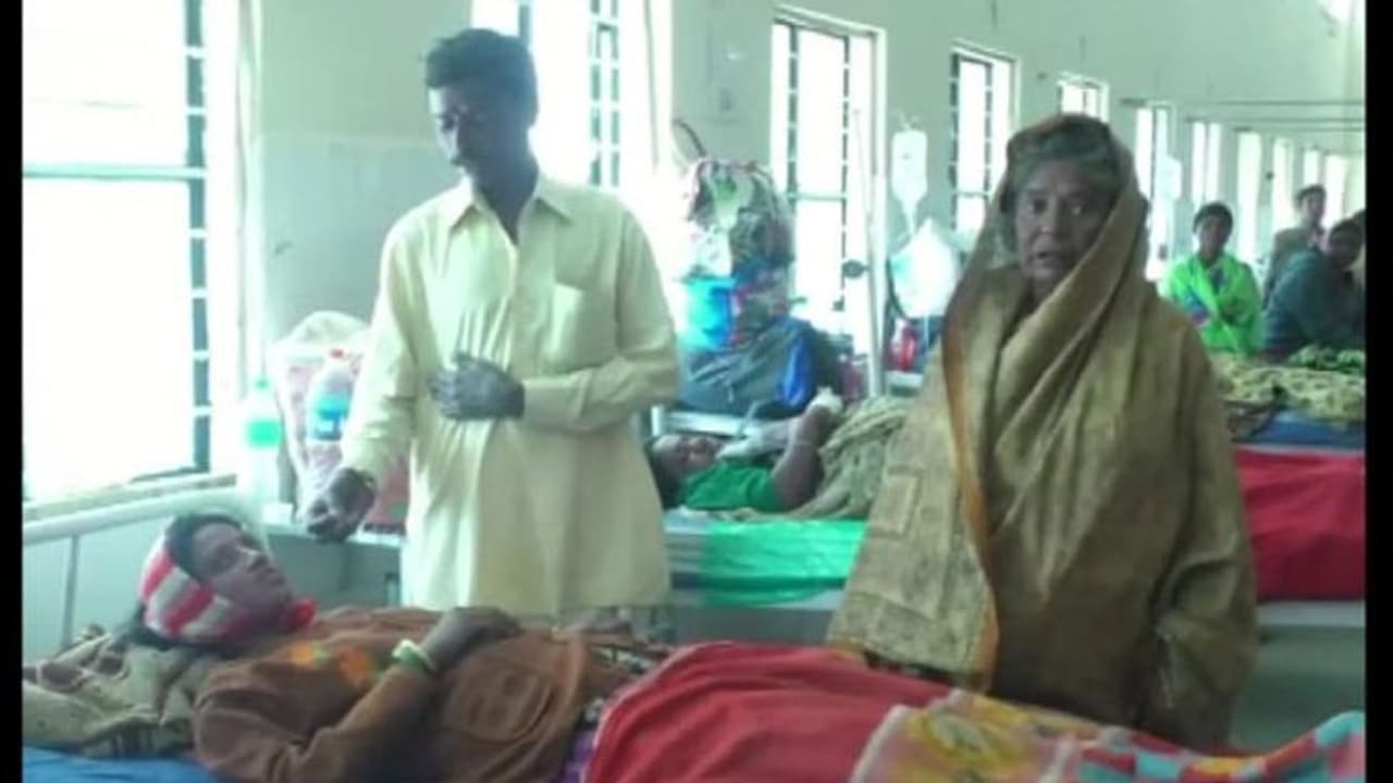 ಆಸ್ಪತ್ರೆ ಸಿಬ್ಬಂದಿ ನಿರ್ಲಕ್ಷ್ಯ : ನಡುರಸ್ತೆಯಲ್ಲೇ ಆಯ್ತು ಹೆರಿಗೆ ಆಸ್ಪತ್ರೆ ಸಿಬ್ಬಂದಿ ನಿರ್ಲಕ್ಷ್ಯ : ನಡುರಸ್ತೆಯಲ್ಲೇ ಆಯ್ತು ಹೆರಿಗೆ