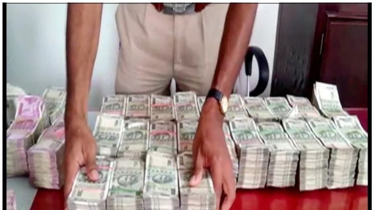 രേഖകളില്ലാത്ത പണം; കോഴിക്കോട് ജില്ലയിൽ ഇതുവരെ പിടികൂടിയത് 39 ലക്ഷം രൂപ രേഖകളില്ലാത്ത പണം; കോഴിക്കോട് ജില്ലയിൽ ഇതുവരെ പിടികൂടിയത് 39 ലക്ഷം രൂപ