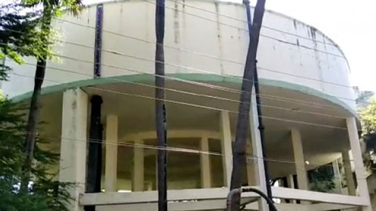 குடிநீர் தொட்டியில் அழுகிய நிலையில் ஆண் சடலம்..! பொதுமக்கள் அதிர்ச்சி..!! குடிநீர் தொட்டியில் அழுகிய நிலையில் ஆண் சடலம்..! பொதுமக்கள் அதிர்ச்சி..!!