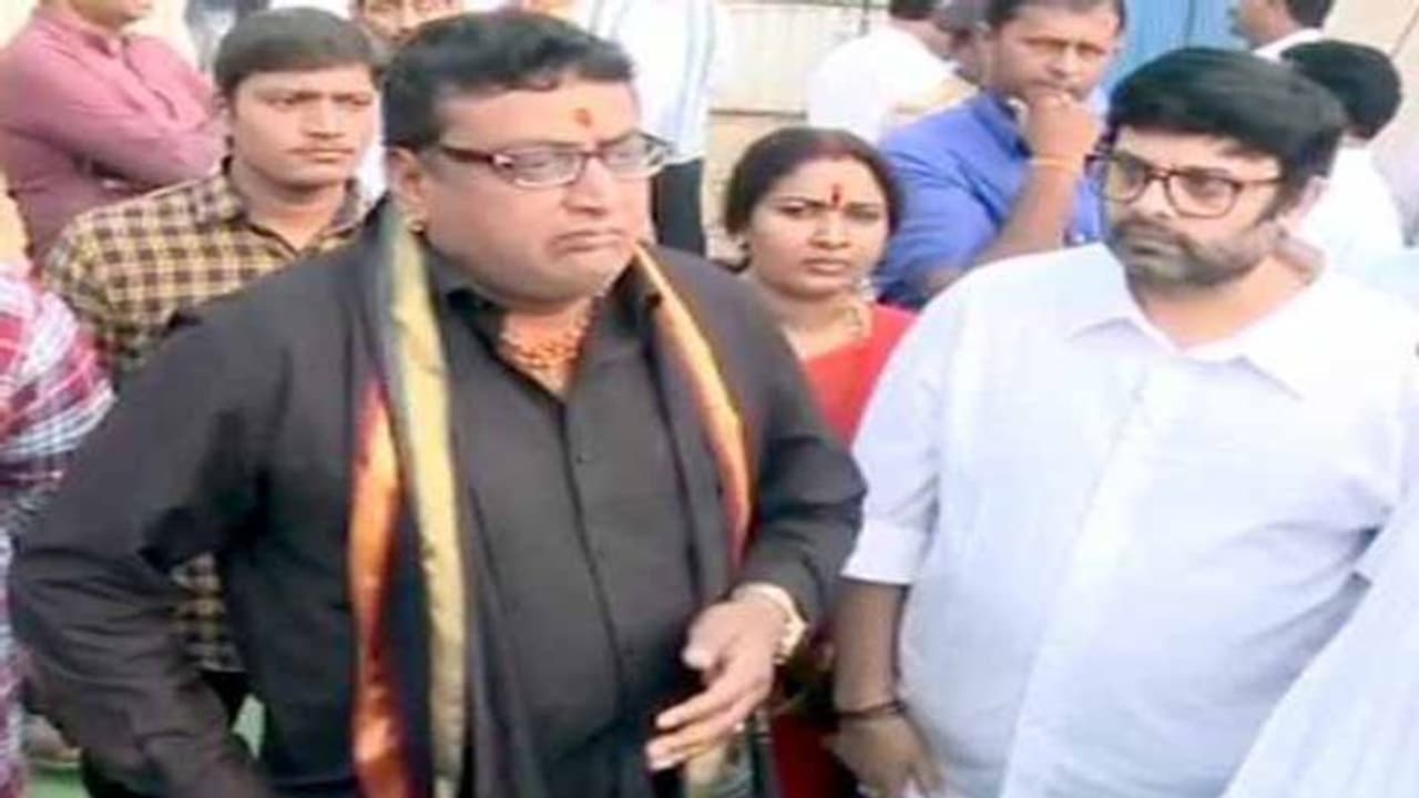 చంద్రబాబును ఇంటికి పంపిస్తారు: కమెడియన్ పృథ్వీ ఘాటు వ్యాఖ్యలు చంద్రబాబును ఇంటికి పంపిస్తారు: కమెడియన్ పృథ్వీ ఘాటు వ్యాఖ్యలు