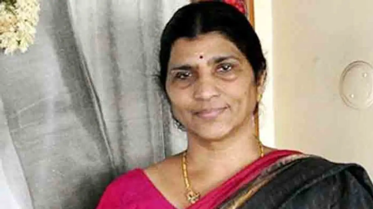 అందుకే చెప్పులు పడ్డాయి: బాబుపై లక్ష్మీపార్వతి వ్యాఖ్యలు