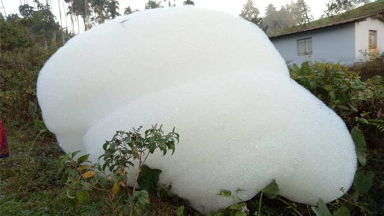 മേപ്പാടിക്കാരെ ആശങ്കയിലാക്കി ഭൂമിക്കടിയില് നിന്നും 'പതപ്രവാഹം' മേപ്പാടിക്കാരെ ആശങ്കയിലാക്കി ഭൂമിക്കടിയില് നിന്നും 'പതപ്രവാഹം'