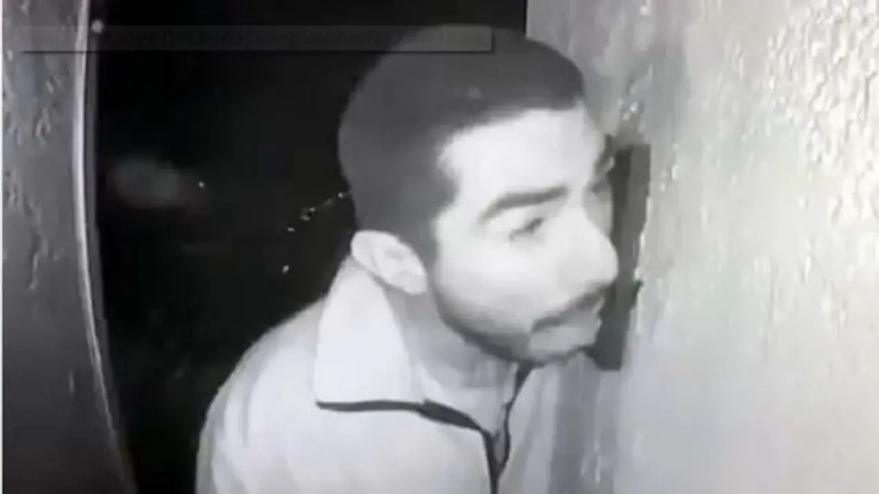 ಸತತ 3 ಗಂಟೆ ಡೋರ್ ಬೆಲ್ ನೆಕ್ಕಿದ ಭೂಪ: ಏನಾಗಿತ್ತೇನೋ ಪಾಪ? ಸತತ 3 ಗಂಟೆ ಡೋರ್ ಬೆಲ್ ನೆಕ್ಕಿದ ಭೂಪ: ಏನಾಗಿತ್ತೇನೋ ಪಾಪ?