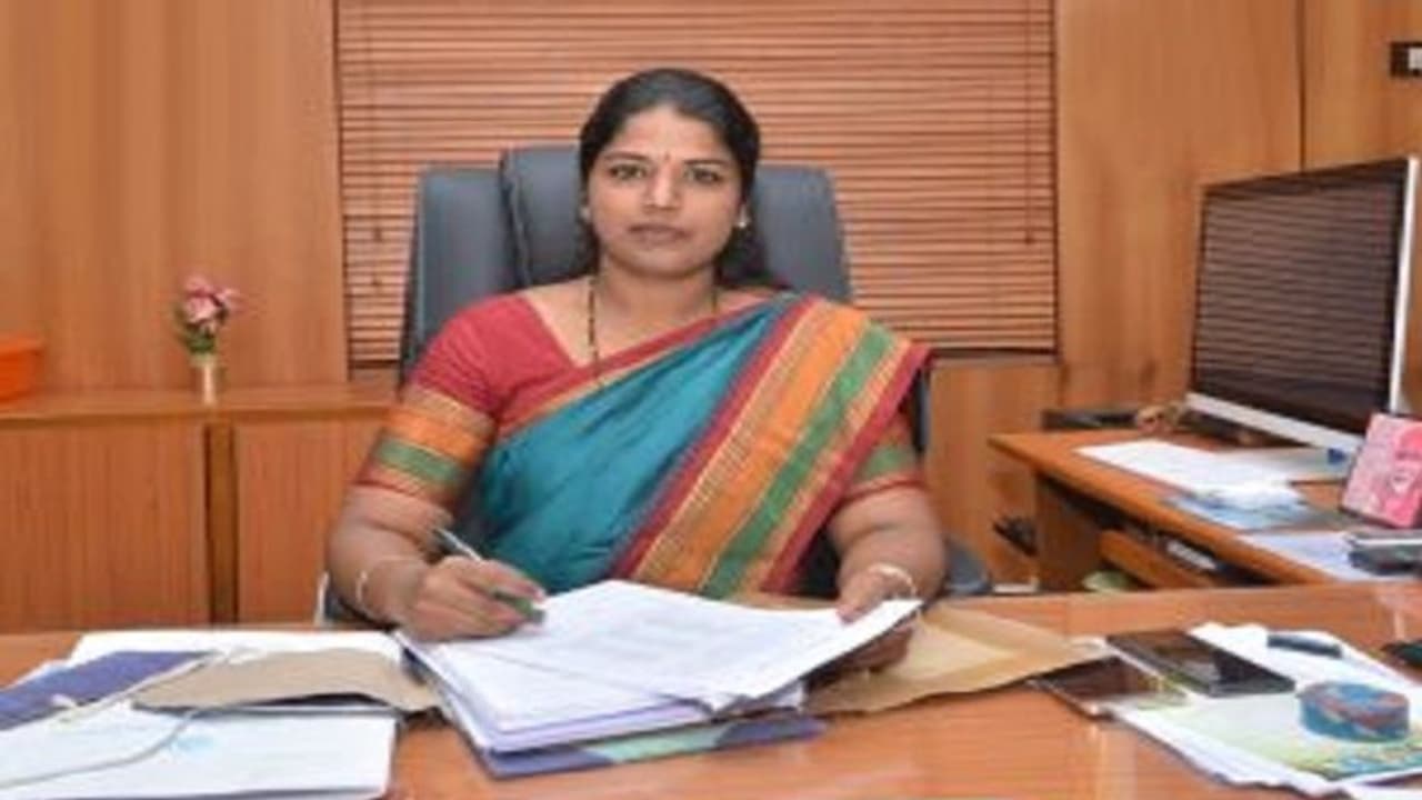 ಅಂಗನವಾಡಿಗೆ ಮಗು ದಾಖಲಿಸಿದ ಕರ್ನಾಟಕ ಮೂಲದ ಐಎಎಸ್ ಅಧಿಕಾರಿ ಅಂಗನವಾಡಿಗೆ ಮಗು ದಾಖಲಿಸಿದ ಕರ್ನಾಟಕ ಮೂಲದ ಐಎಎಸ್ ಅಧಿಕಾರಿ